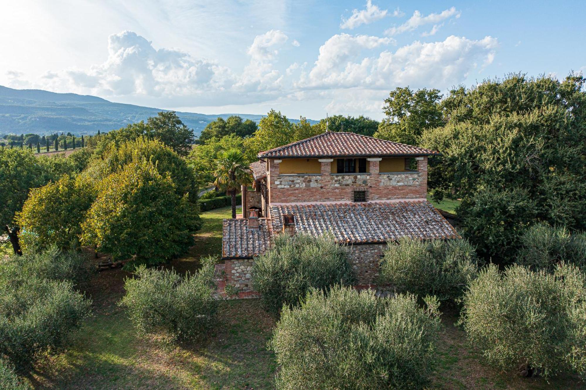 Palazzo Con Piscina E Ac -